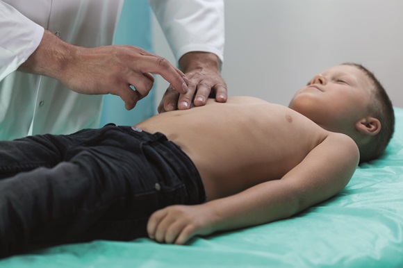 پژوهشگران مرکز ملی تحقیقات جراحی در آمریکا، با مطالعه پرونده های بستری ۶۲۹ کودک در مرکز جراحی اطفال اوهایو می گویند، کارآیی- اثر بخشی تجویز آنتی بیوتیک و عمل جراحی در درمان آپاندیسیت تفاوتی ندارد. 