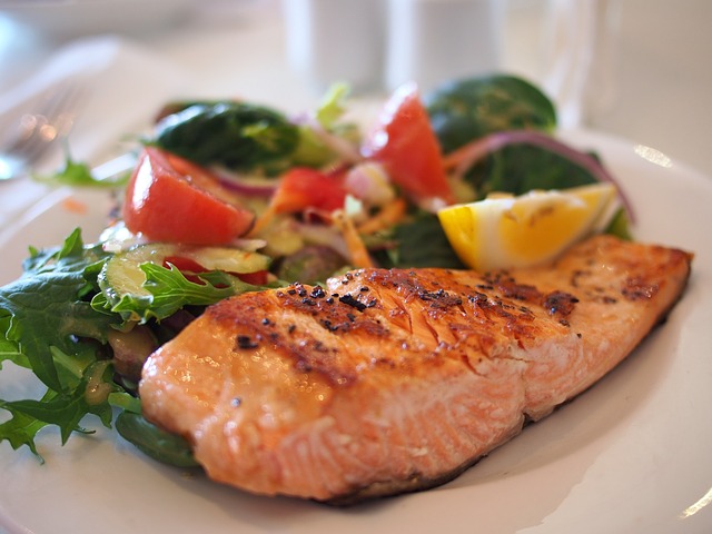 ماهی منبع غذایی سرشار از پروتئین، ویتامین دی و اسید چرب امگا 3 است که برای رشد جنین مفید هستند.
