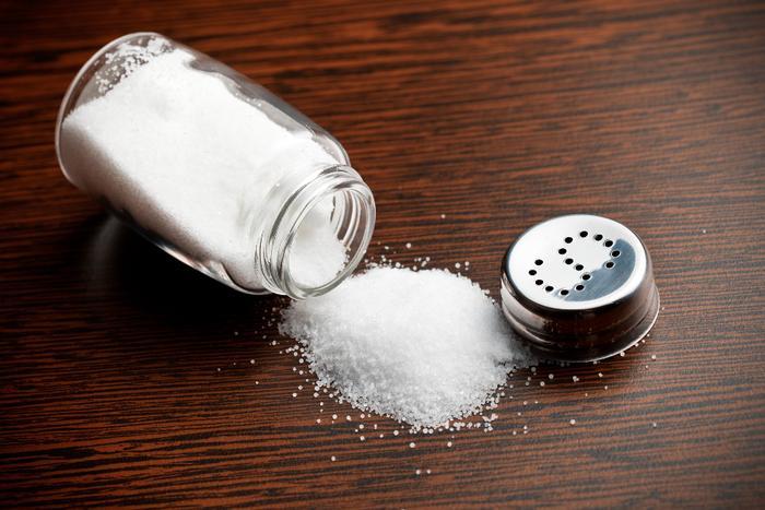 از مصرف محصولات با نمک زیاد پرهیز کنید. مقدار سدیمی که روزانه از غذاها می‌خورید کاهش دهید