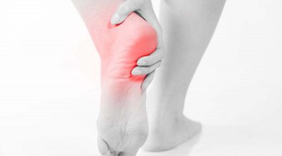 لتهاب غلاف کف پا یا اصطلاحاً پلانتار فاسیا یکی از شایعترین علل درد پاشنه است. این وضعیت شامل درد و التهاب دسته ضخیمی از بافت ها به نام پلانتار فاسیا است که در سراسر کف پا کشیده شده و استخوان پاشنه را به انگشتان متصل میکنند