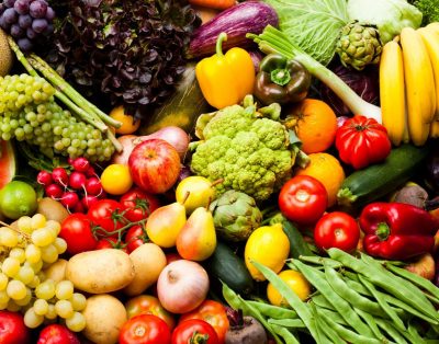 رژیم غذایی غنی از انواع میوهها و سبزیجات رنگی را انتخاب کنید. آنتیاکسیدانهای موجود در میوهها و سبزیجات ممکن است به کاهش خطر ابتلا به سرطان کمک کند