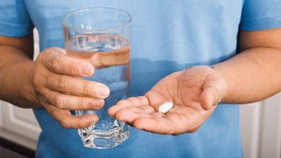 اغلب افراد مبتلا به صرع با مصرف داروهای ضدتشنج و ضدصرع درمان می‌شوند. دیگران شاید دفعات و شدت تشنج را با مصرف ترکیبی از داروها کاهش دهند.