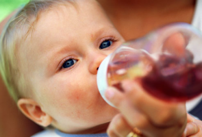 آب و مایعات دیگر به نرمی مدفوع فرزندتان کمک خواهند کرد. با این حال، مواظب باشید شیر بیش از حد به فرزندتان ندهید