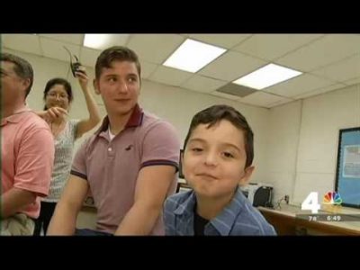 یک دانش آموز دبیرستانی در ایالت ویرجینیا، با همکاری معلم و همکلاسی هایش و البته موافقت مدیر، موفق به چاپ دست شد. او با استفاده از پرینتر سه بعدی مدرسه توانست، برای برادرش ۶ ساله اش یک دست مصنوعی با مختصات واقعی بسازد. 
