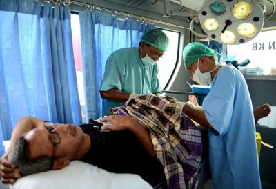 پزشکان در حال انجام وازکتومی سرپایی در جزیره بالی اندونزی