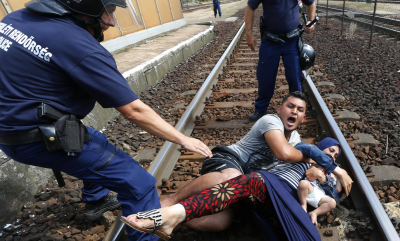 .یک خانواده سوری در حال عبور از مرز برای شکستن محاصره پلیس خود را روی ریل قطار انداخته اند