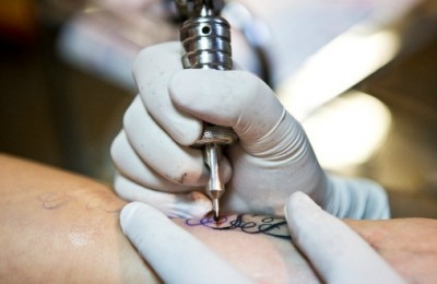 اگر میخواهید روی پوستتان سوراخ یا خالکوبی درست کنید، دنبال محلی معتبر برای این کار بگردید