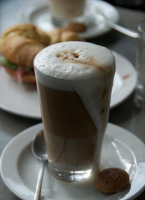 مثلا یک فنجان قهوه موکا ۲۹۰ کیلوکالری دارد که برای سوزاندن آن باید ۵۳ دقیقه پیادهروی کرد و برای سوزاندن کالری موجود در یک کیک کوچک بلوبری باید ۴۸ دقیقه پیادهروی کرد.