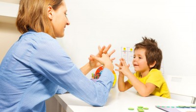 سلول های عصبی فرد مبتلا به سندرم رِت، در یکی از ژن های خود ام ای سی پی ۲ دچار جهش شده و به دلیل این جهش، تولید پروتئینی که نقش حیاتی در عملکرد طبیعی و تکامل مغز دارد، متوقف یا دچار کمبود می شود.