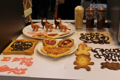 کمپانی سازنده به این توضیح بسنده می کنه تنها تفاوت این پرینتر با چاپگر های معمولی اینه که کارتریجش بجای جوهر با مواد اولیه خوراکی پر شده.