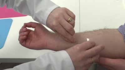 . دانشگاه وار ویک با همکاری شرکت دارویی مد هرنت، سازنده چسب های مخصوص نسوج زنده پچ های بروفن را تولید کرده است. تقریبا ۳۰ درصد حجم این برچسب آی بیو پروفن است و ظاهر آن هم شبیه چسب زخم است و از منطقه زیر برچسب، مستقیما به پوست نفوذ می کند و تاثیری مشابه داروی خوراکی ایجاد می کند.